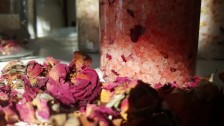 Koupel s růžovými květy a jahodovou vůní